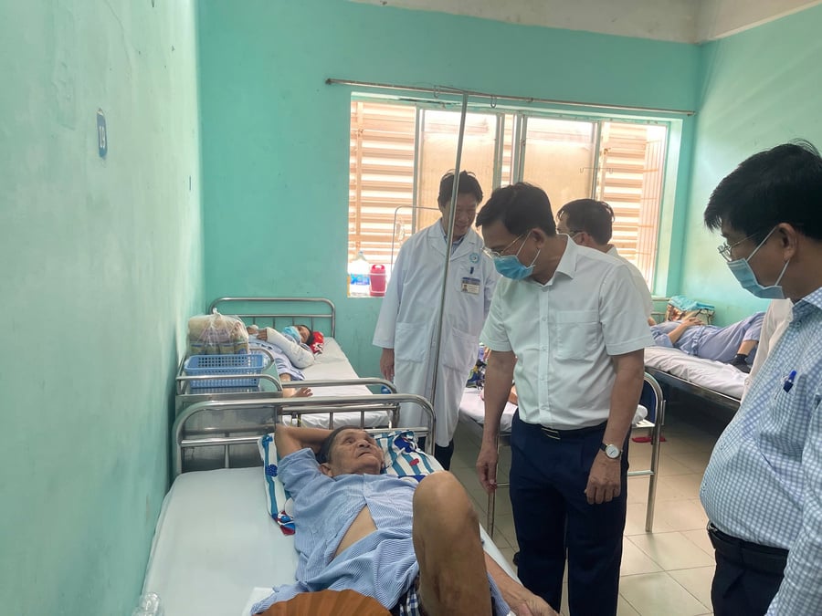 Chủ tịch Ủy ban nhân dân tỉnh Lâm Đồng Hồ Văn Mười thăm hỏi tặng quà các bệnh nhân