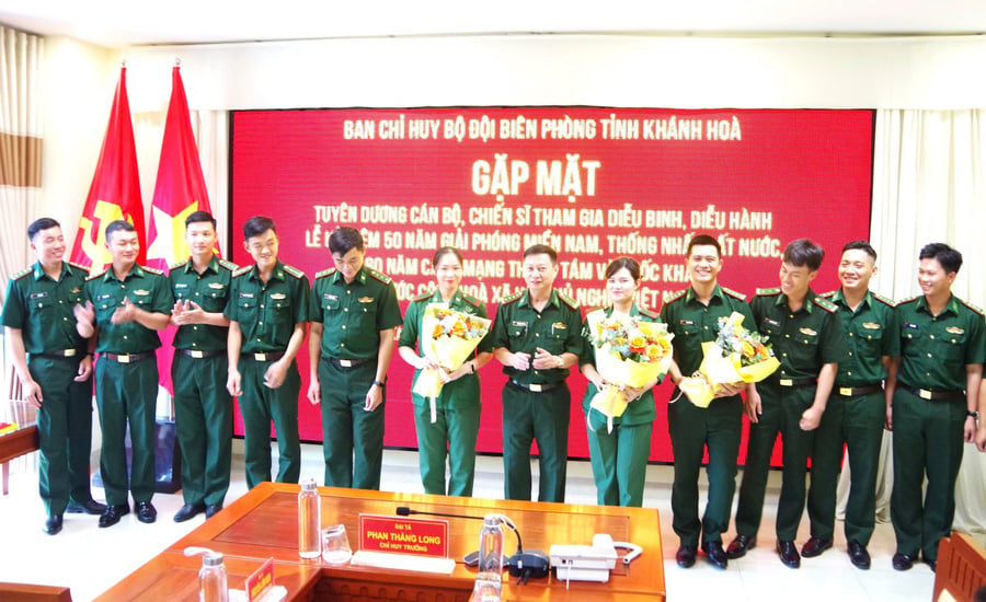 Đại tá Nguyễn Doãn Hoà, Chính ủy, Ban chỉ huy BĐBP Khánh Hòa tặng hoa chúc mừng CBCS hoàn thành xuất sắc nhiệm vụ