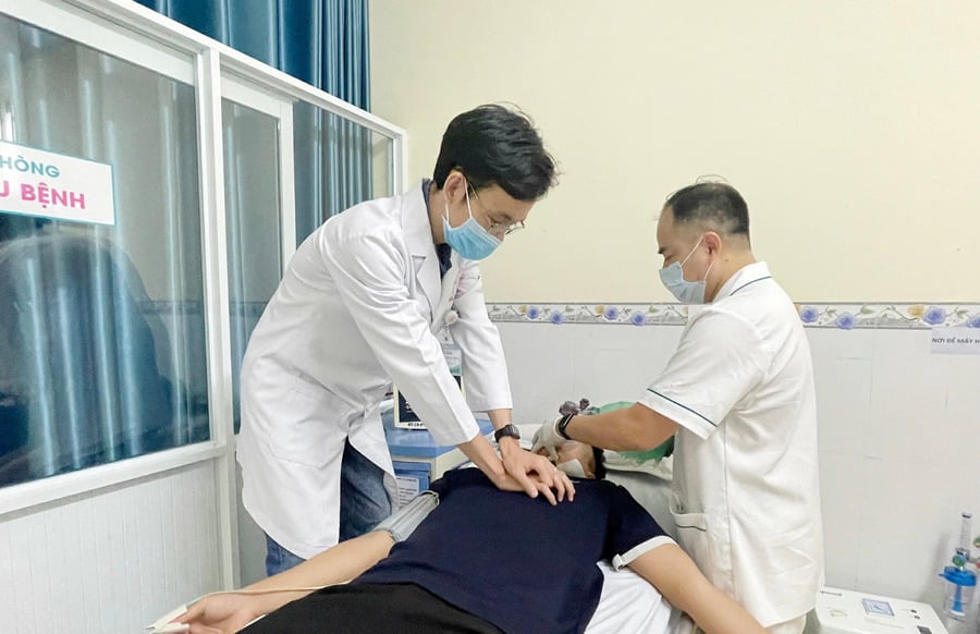 Các bác sĩ Phòng khám Đa khoa Ái Nghĩa Thạnh Phú đã cấp cứu kịp thời cứu sống người đàn ông bị ngưng tim do điện giật ( Ảnh: BVCC )