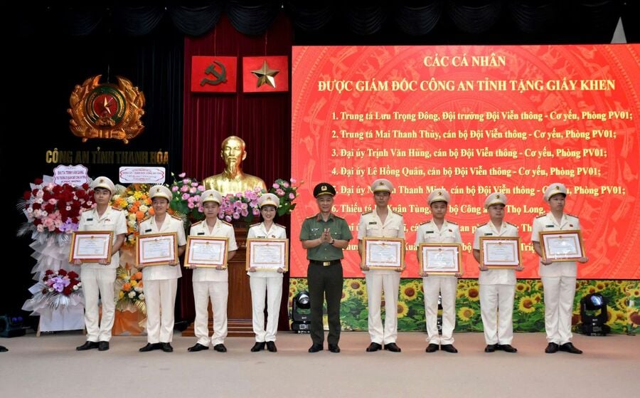 Đại tá Nguyễn Anh Tuấn, Phó Giám đốc Công an tỉnh  trao Giấy khen của Giám đốc Công an tỉnh cho các tập thể, cá nhân có thành tích xuất sắc