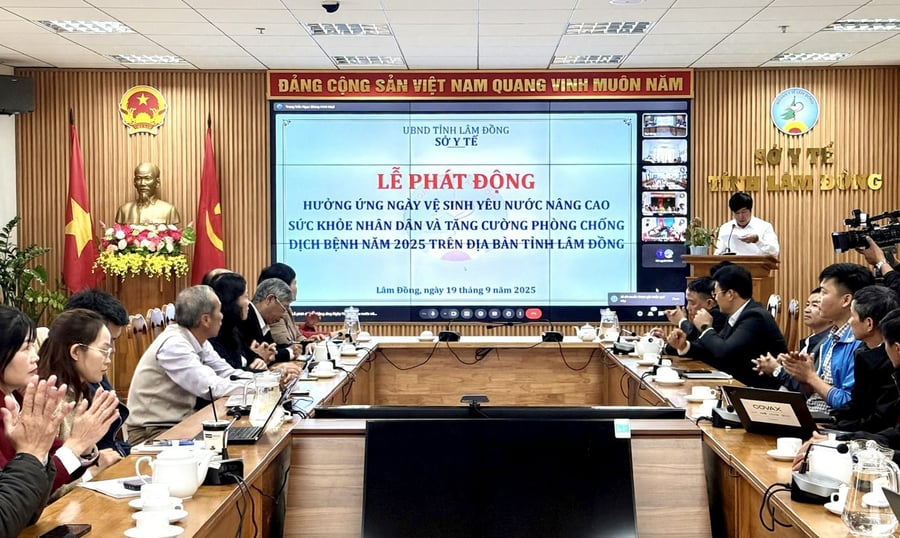 Quang cảnh lễ phát động tại đầu cầu Sở Y tế tỉnh Lâm Đồng