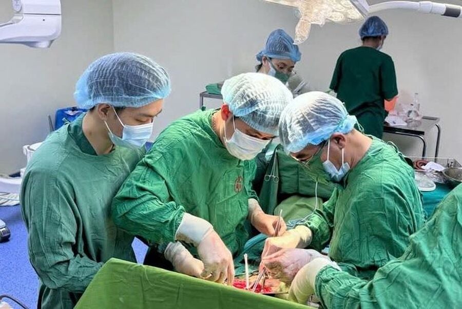 Các bác sĩ tiến hành phẫu thuật cho người bệnh ( Ảnh: BVCC )