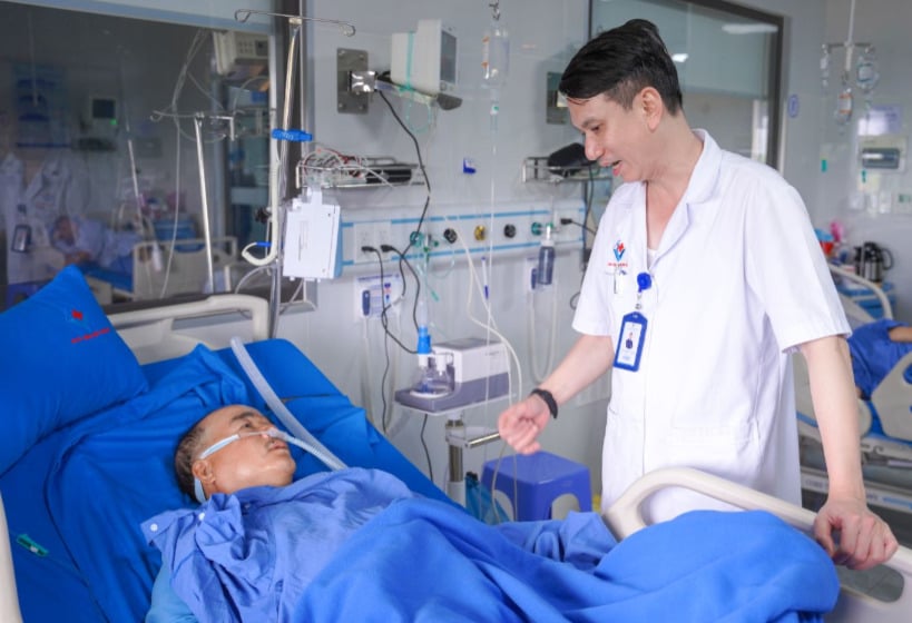 Bác sĩ bệnh viện Hùng Vương Gia Lai thăm khám cho bệnh nhân bị tai nạn giao thông