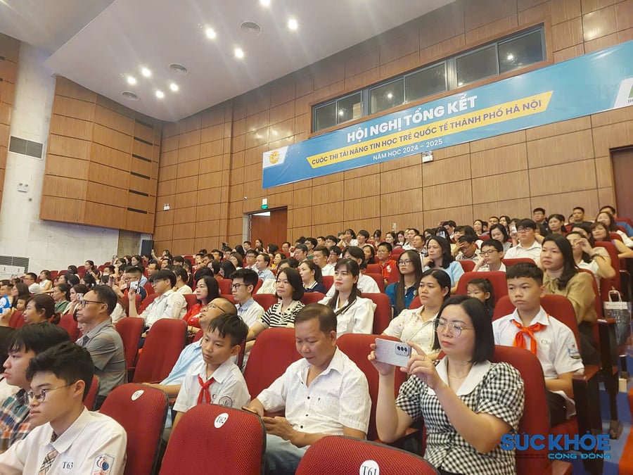 Các phụ huynh, học sinh tham dự lễ tổng kết cuộc thi