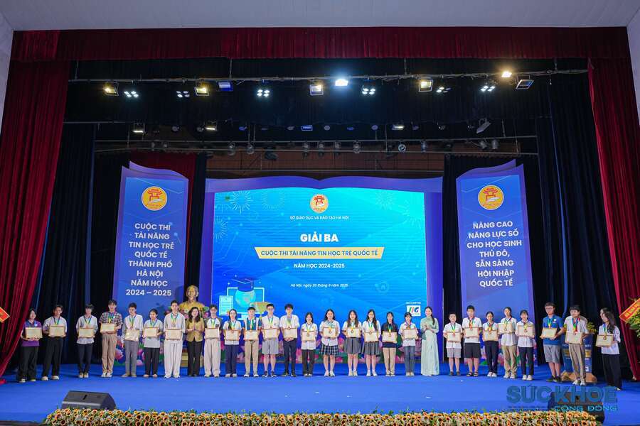 Các em học sinh xuất sắc được nhận khen thưởng tại cuộc thi