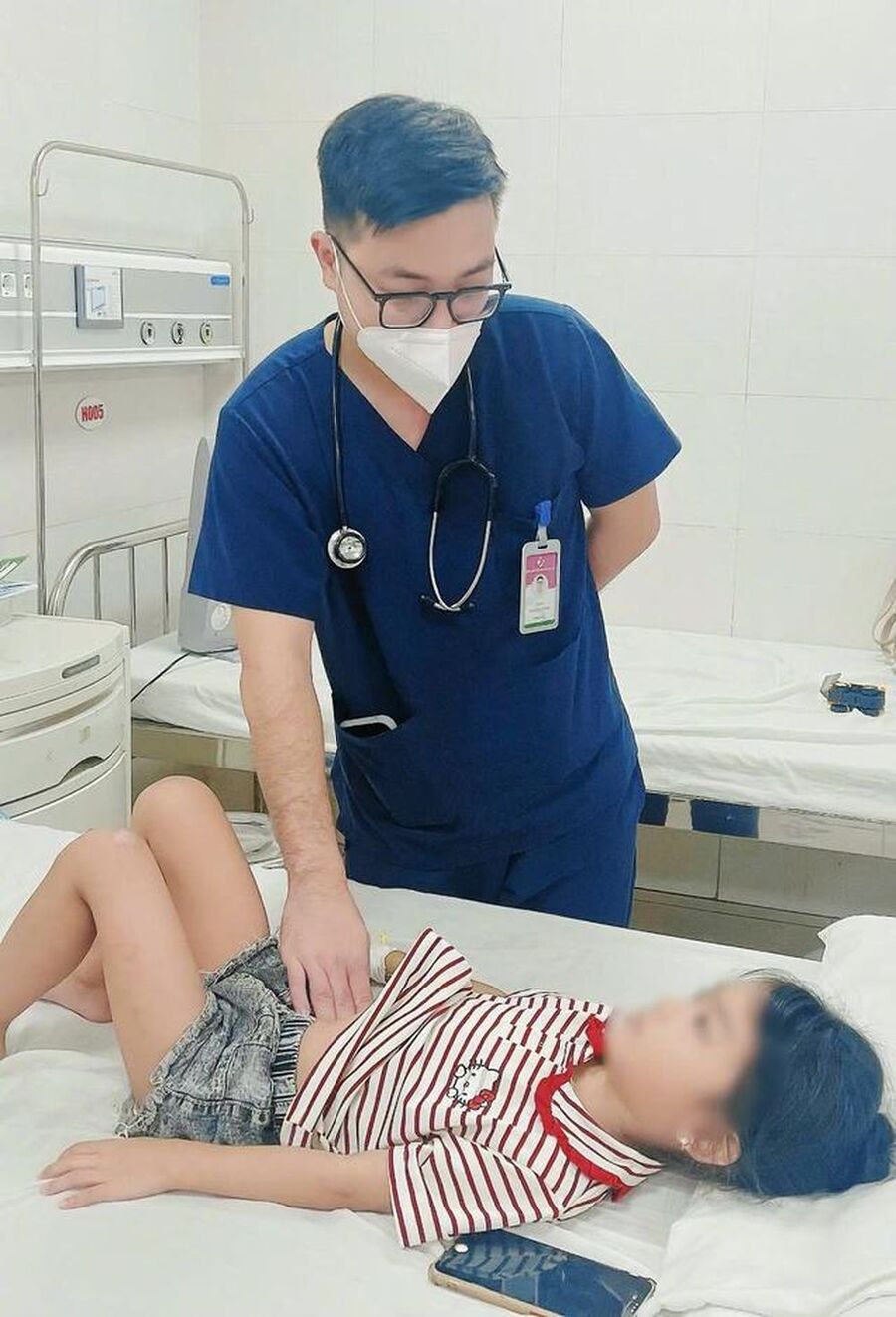 Bác sĩ thăm khám khi sức khỏe trẻ đã ổn định