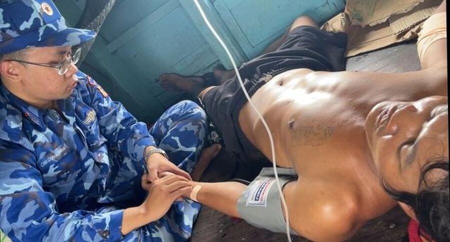 Bệnh nhân bị rắn cắn được cấp cứu ngay trên biển