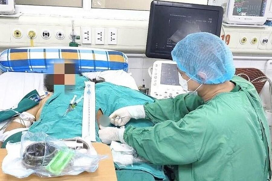 Bệnh nhân đang được điều trị tích cực ( Ảnh: BVCC )