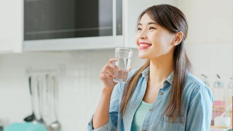Uống đủ nước mang lại nhiều lợi ích cho sức khỏe tổng thể (Ảnh minh họa)