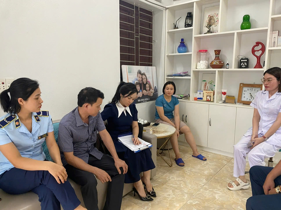 Đoàn kiểm tra tiến hành kiểm tra, lập biên bản vi phạm cơ sở Nha khoa Đông Á 
