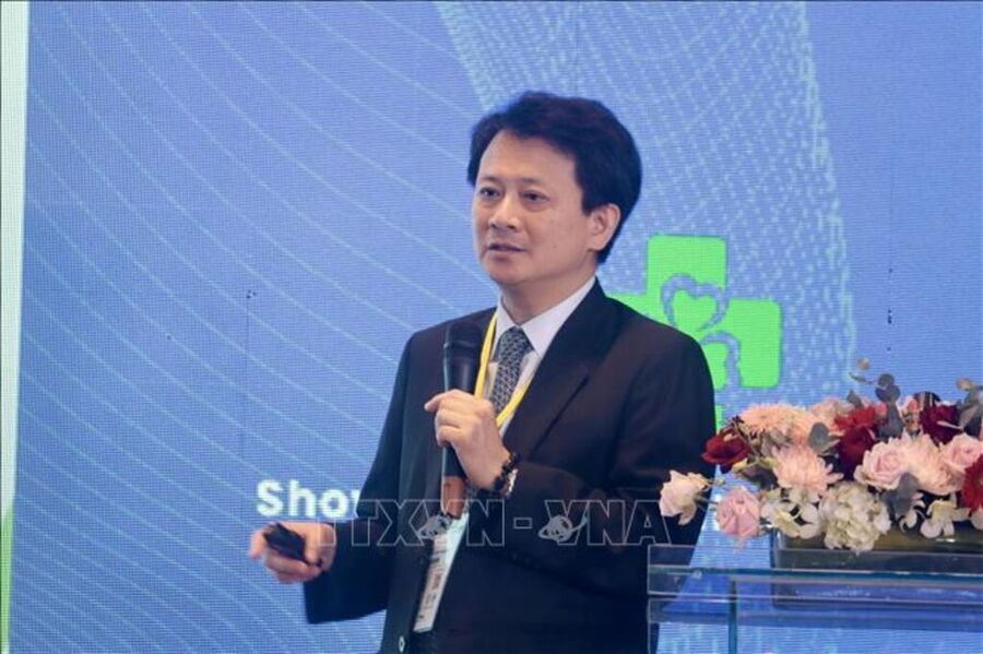 Giáo sư Jaw-Yuan Wang, Giám đốc, Bệnh viện Đại học Y Cao Hùng (Đài Loan, Trung Quốc) chia sẻ tại hội nghị. 