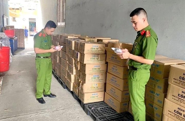 Cảnh sát Kinh tế Công an Hà Tĩnh kiểm tra các sản phẩm cồn y tế Ethanol tại Công ty TNHH Đầu tư Dược phẩm Ngân Hà. (Ảnh: Công an Hà Tĩnh)