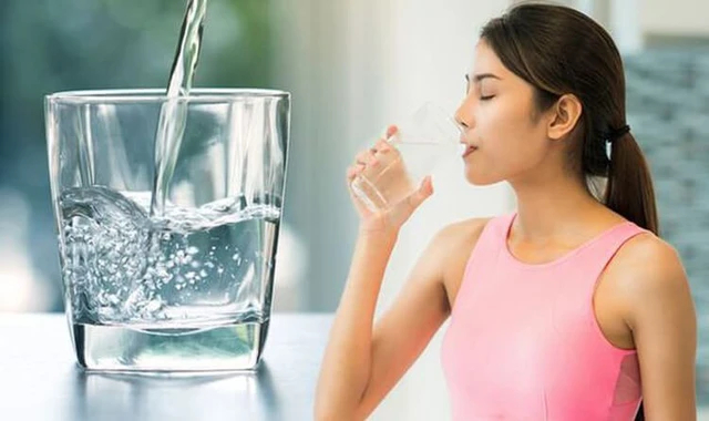 Uống đủ nước và mặc quần áo thoáng mát mỗi ngày, giữ vệ sinh sạch sẽ để phòng tránh bệnh viêm tiết niệu vào mùa hè.