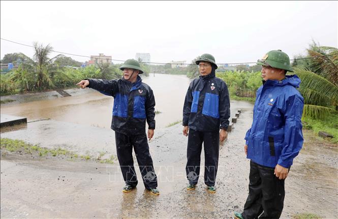 Lãnh đạo xã Hưng Phú (Hưng Yên) kiểm tra công tác phòng chống bão số 3 tại cống Khổng. Ảnh: Thế Duyệt/TTXVN