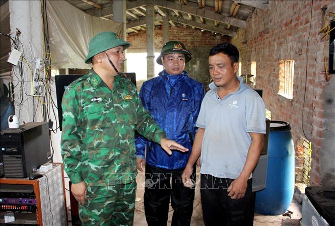 Bộ đội Biên phòng tỉnh Hưng Yên vận động các hộ nuôi trồng thủy sản khu vực đê biển số 6 (xã Hưng Phú) vào nơi tránh trú an toàn trước khi bão đổ bộ. Ảnh: Thế Duyệt/TTXVN
