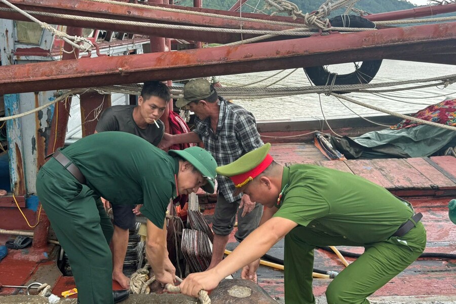 Công an, biên phòng xã Hoa Lộc, tỉnh Thanh Hóa phối hợp tuyên truyền ngư dân vào nơi trú ẩn an toàn