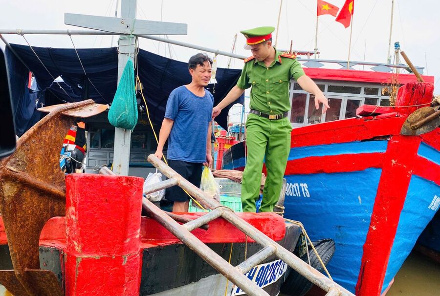 Công an xã Vạn Lộc, tỉnh Thanh Hóa kêu gọi tầu thuyền vào bờ tránh bão an toàn