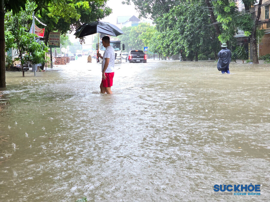Tại phường Hạc Thành, phố Đông Phát cùng các khu vực như ngã tư Đại lộ Lê Lợi, ngã tư Trần Phú… đều bị ngập sâu