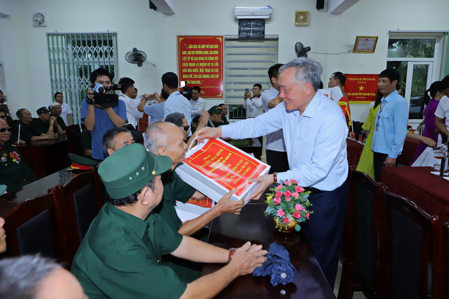 Phó Thủ tướng Thường trực Chính phủ Nguyễn Hòa Bình tặng quà cho thương binh, bệnh binh, người có công với cách mạng và gia đình chính sách