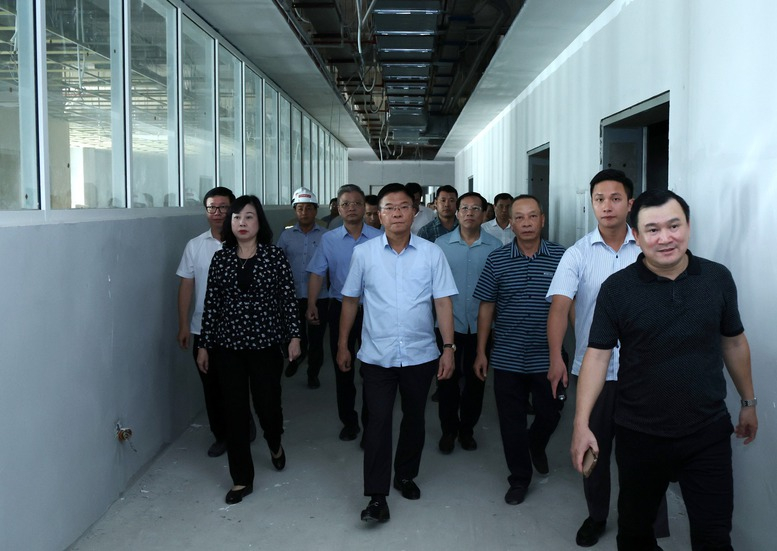 Phó Thủ tướng Lê Thành Long và đoàn công tác kiểm tra dự án cơ sở 2 của Bệnh viện Việt Đức và Bệnh viện Bạch Mai ngày 16/7/2025.