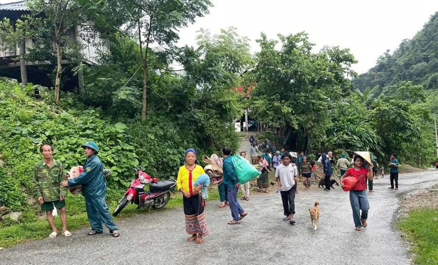 Người dân phối hợp cùng cơ quan chức năng sơ tán đến nơi an toàn