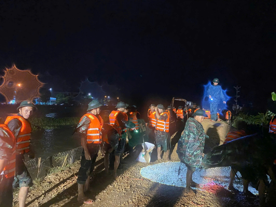 Hơn 300 người được huy động đã khẩn trương gia cố 200 mét tuyến đê, kè đất đá, đóng cọc tre chống sạt nhằm bảo vệ an toàn khu dân cư và hạ tầng giao thông.