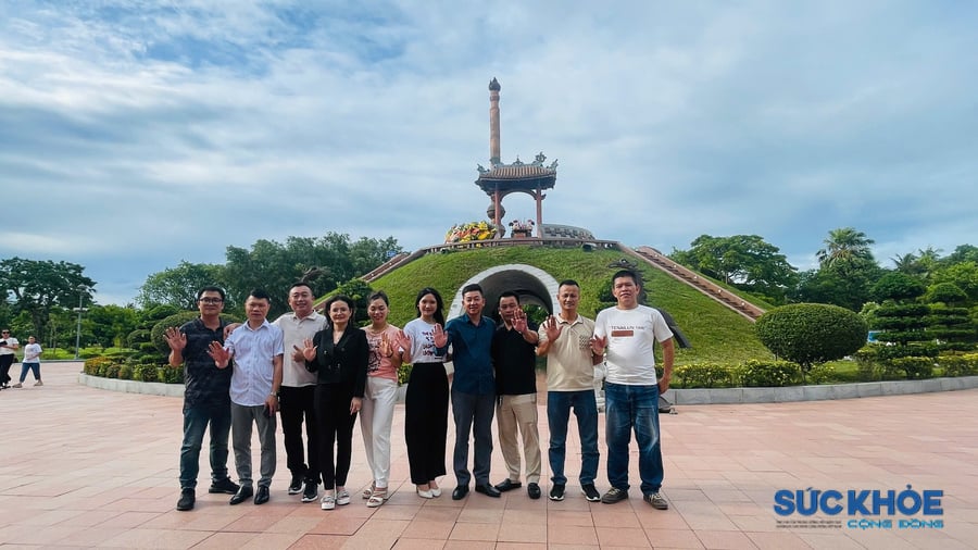 Đoàn công tác của Tạp chí Sức khỏe Cộng đồng thăm viếng, dâng hương tưởng niệm tại Thành cổ Quảng Trị 