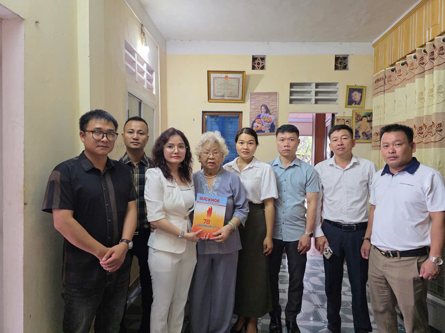 Đoàn công tác tới thăm động viên và tặng quà gia đình Mẹ Việt Nam Anh Hùng Nguyễn Thị Xích