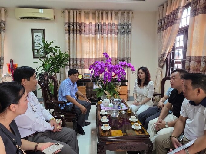 Lãnh đạo, cán bộ, phóng viên Tạp chí Sức Khoẻ Cộng đồng làm việc với lãnh đạo UBND phường Quảng Trị