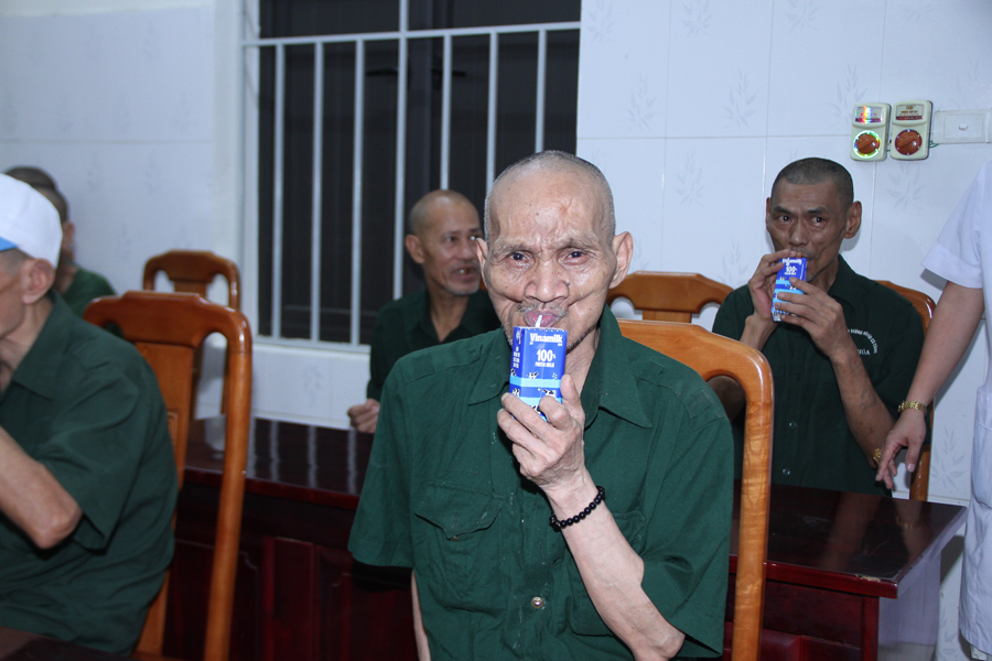 Góp phần chăm sóc sức khỏe thể chất cho những anh hùng của đất nước, Vinamilk dành tặng những món quà dinh dưỡng thiết thực như sữa tươi Vinamilk 100%, sữa hỗ trợ ăn ngủ ngon Sure Prevent Gold… (Ảnh: Thanh Bình). 