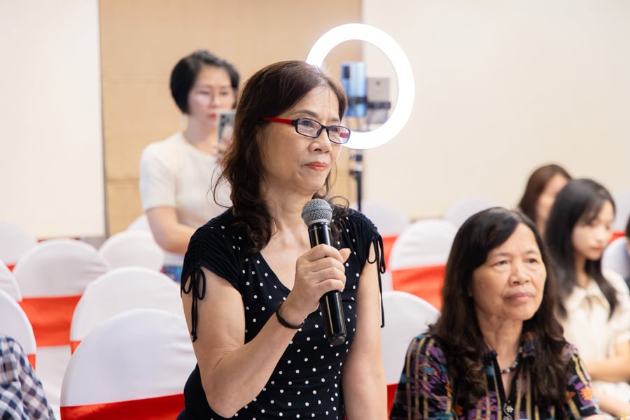 Khán giả tại hội trường đặt nhiều câu hỏi 
