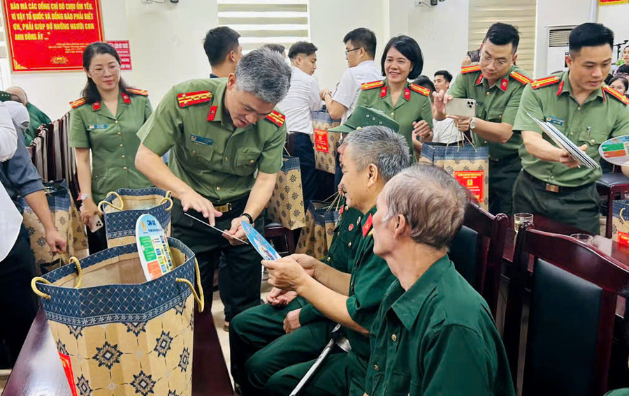 Đoàn công tác Công an tỉnh Thanh Hóa trao tặng quà cho các thương, bệnh binh 