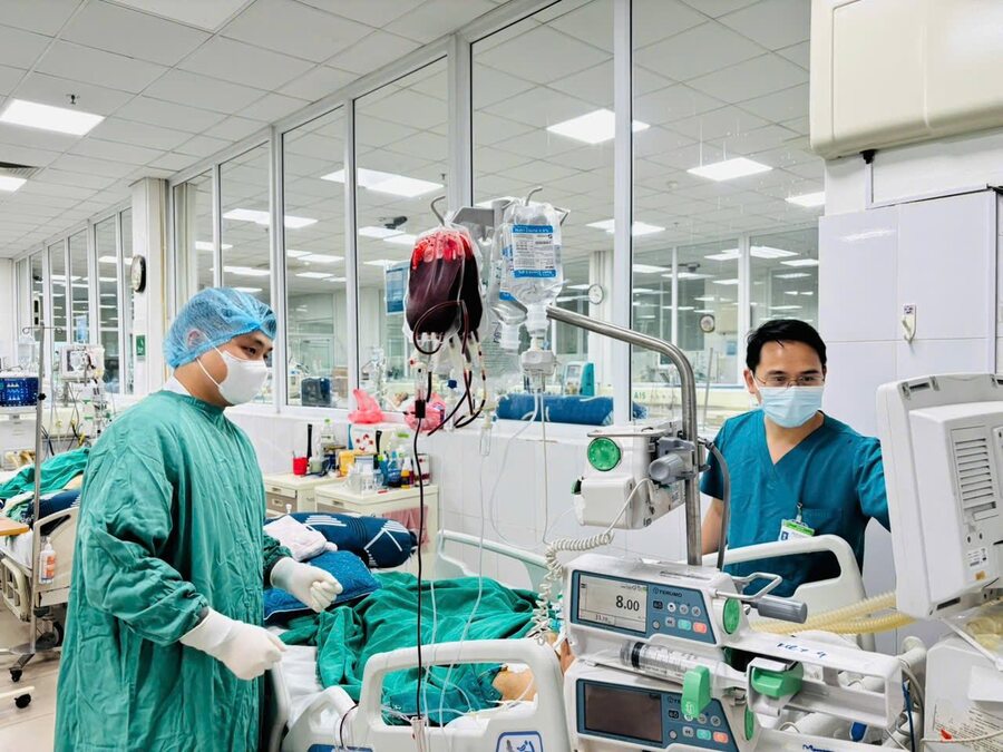 Bác sĩ Nguyễn Hồng Kỳ (bên trái) cùng cộng sự kiểm tra các chỉ số bệnh nhân trong một ca trực