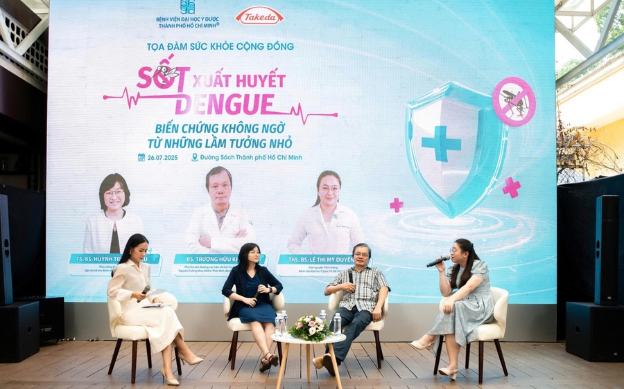 Các chuyên gia trao đổi về những lầm tưởng trong nhận thức và xử trí bệnh sốt xuất huyết Dengue tại sự kiện (Ảnh: Báo Chính phủ)