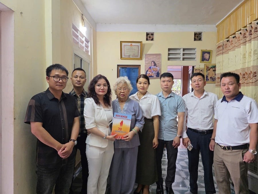 Đoàn công tác của Tạp chí Sức Khỏe Cộng Đồng – cơ quan ngôn luận của Hội Giáo dục Chăm sóc Sức khỏe Cộng đồng Việt Nam đến thăm hỏi gia đình Mẹ Việt Nam Anh hùng Nguyễn Thị Xích (phường Đông Hà, tỉnh Quảng Trị) nhân dịp kỷ niệm Ngày Thương binh Liệt sĩ 27/7