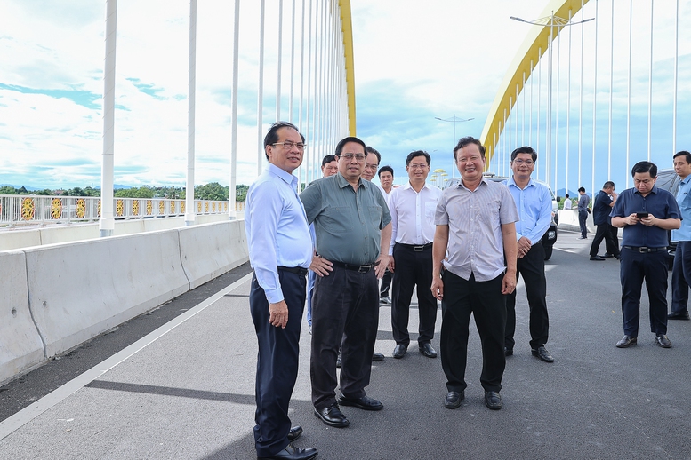Thủ tướng tới thăm cầu Nguyễn Hoàng - cây cầu thứ 5 ở Huế bắc qua sông Hương - Ảnh: VGP/Nhật Bắc