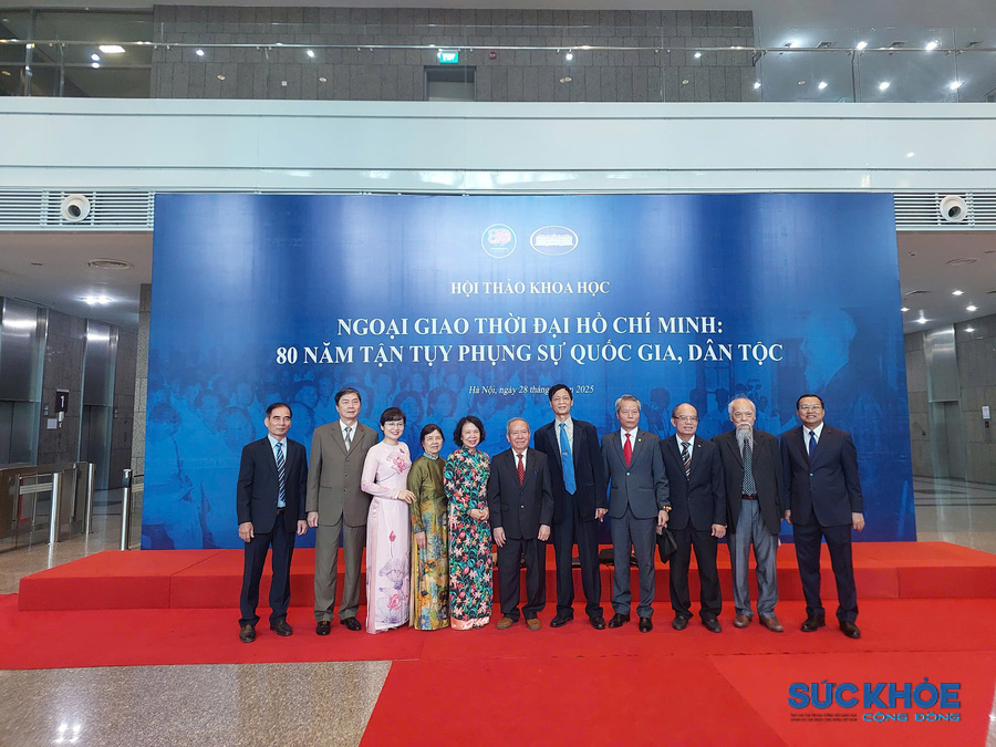 Các đại biểu chụp ảnh lưu niệm tại hội thảo 