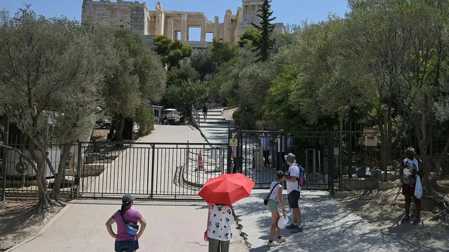 Điểm du lịch nổi tiếng Acropolis ở Hy Lạp đã đóng cửa khi nhiệt độ tăng vọt lên 44 độ C. (Ảnh: BBC)