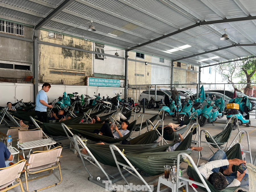 Mô hình sạc xe kiêm dịch vụ ăn uống, nghỉ ngơi nở rộ tại TP. Hồ Chí Minh (Ảnh: Báo Tiền Phong)