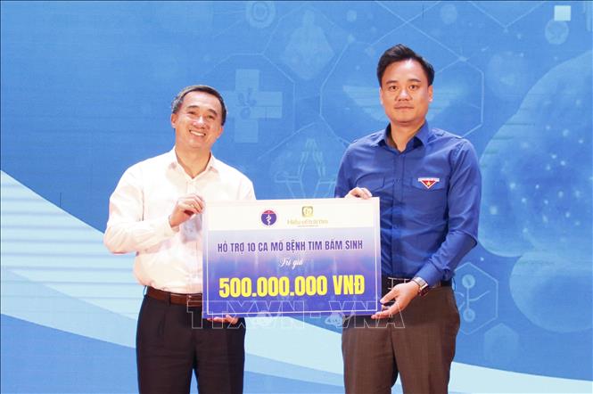Giáo sư, Tiến sĩ Trần Văn Thuấn, Thứ trưởng Bộ Y tế trao kinh phí hỗ trợ 10 ca mổ bệnh tim bẩm sinh cho 10 em nhỏ tỉnh Bắc Ninh. 