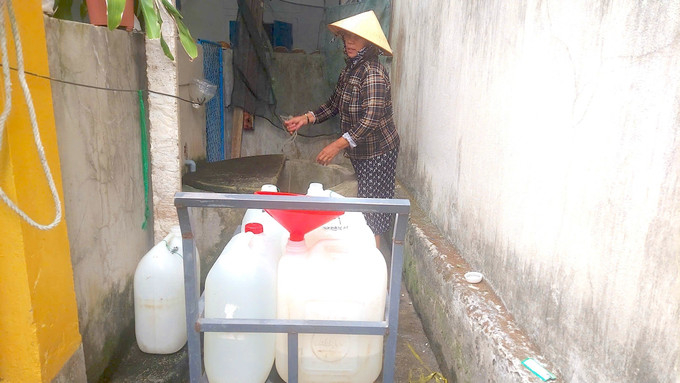 Người dân tại làng chài Minh Hải phải chắt nước ngọt vào từng can để tích trữ và sử dụng