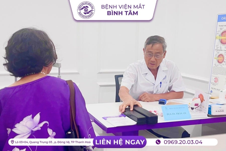 Phó Giáo sư, Tiến sĩ Trần An - Nguyên quyền Giám đốc Bệnh viện Mắt Trung Ương thăm khám tại Bệnh viện Mắt Bình Tâm 