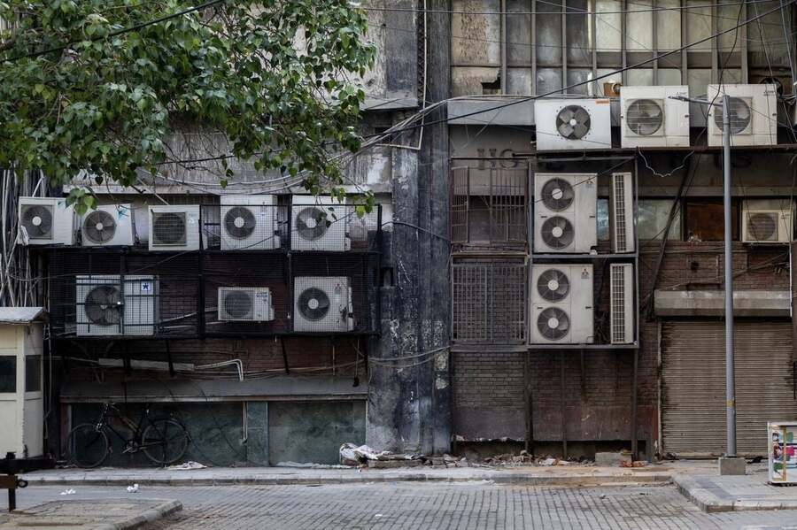 Nhiều người dân Ấn Độ phải vật lộn với tình trạng thiếu điều hòa không khí. Ảnh: Bloomberg