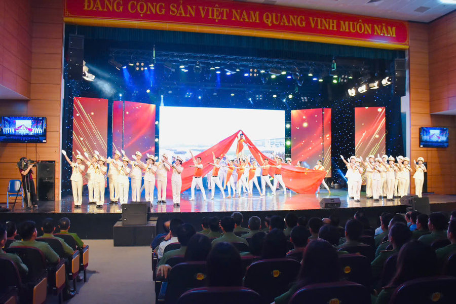  Quang cảnh chương trình giao lưu nghệ thuật mang tên “Người giữ bình yên” (Ảnh: Công an tỉnh Thanh Hóa)
