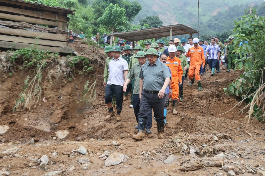 Thủ tướng Phạm Minh Chính và đoàn công tác đã tới hiện trường, thăm hỏi, động viên người dân chịu ảnh hưởng, thiệt hại nặng nề do mưa lũ, sạt lở đất tại xã Na Son, xã Tìa Dình, xã Xa Dung của tỉnh Điện Biên.