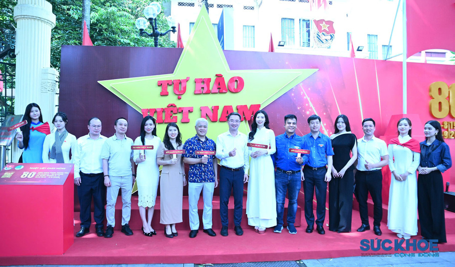 Các đại biểu chụp ảnh check-in tại lễ phát động Chiến dịch truyền thông “Tôi yêu Tổ quốc tôi”