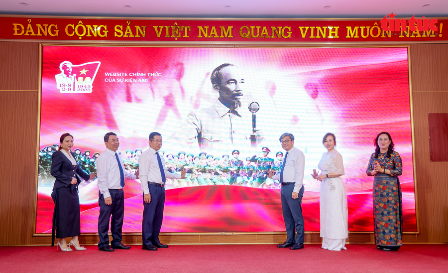 Ông Lưu Đình Phúc, Cục trưởng Cục Báo chí (Bộ Văn hóa, Thể thao và Du lịch) cùng các đại biểu TP Hà Nội, nhấn nút khai trương website chính thức của sự kiện A80