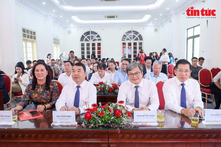 Ông Lưu Đình Phúc, Cục trưởng Cục Báo chí (Bộ Văn hóa, Thể thao và Du lịch) cùng các đại biểu TP Hà Nội tham dự chương trình.