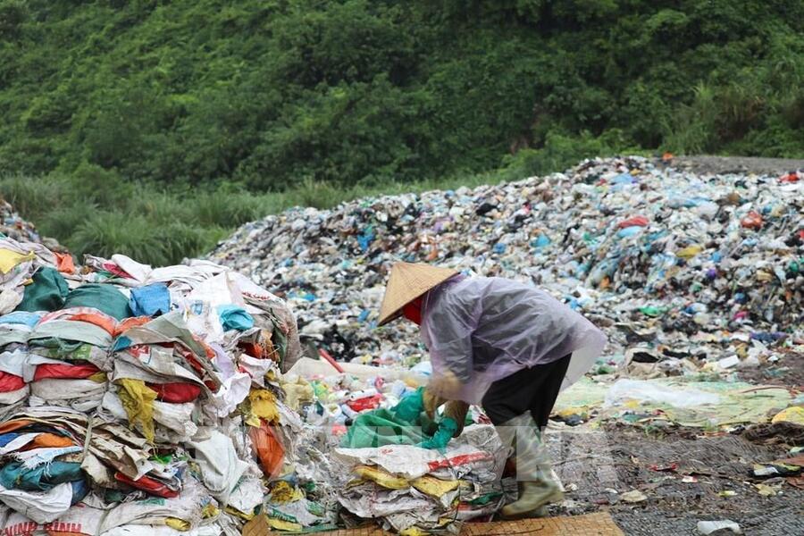 Người dân nhặt rác tại một bãi chôn lấp chất thải rắn. Ảnh: Đức Phương - TTXVN