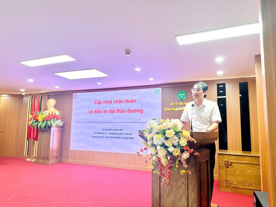 ThS.BSCKII Nguyễn Đăng Tố – Phó Giám đốc Trung tâm Y tế chia sẻ với bệnh nhân 